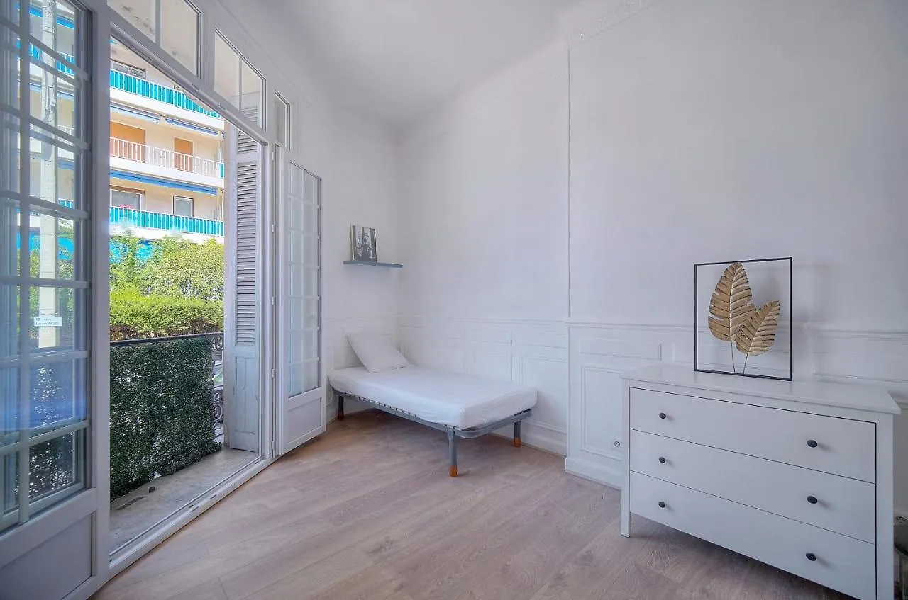 Rez De Jardin 3 Pieces Centre Ville Cannes